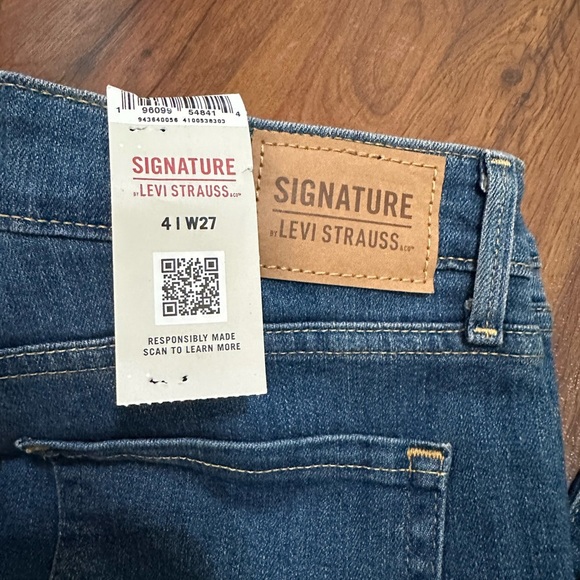 Signature by Levi Strauss Women's Boot Cut Jeans - Medium Blue - Picture 9 of 9